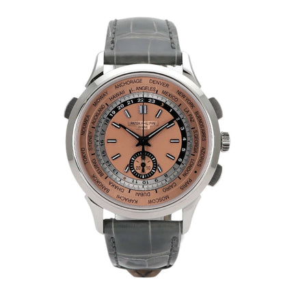 Patek Philippe World Time Chronograph 5935A-001 mit pinkfarbenem Zifferblatt und grauem Lederband, 41 mm Edelstahlgehäuse.