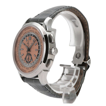 Patek Philippe World Time Chronograph 5935A-001 mit pinkfarbenem Zifferblatt und grauem Lederband, Edelstahlgehäuse.