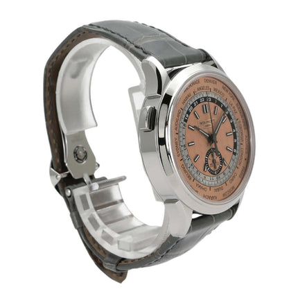 Patek Philippe World Time Chronograph 5935A-001 mit grau Lederband und pinkfarbenem Zifferblatt, Edelstahlgehäuse.