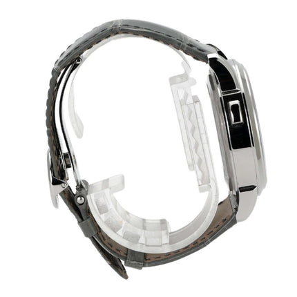 Patek Philippe World Time Chronograph 5935A-001, seitliche Ansicht mit grauem Lederband und Edelstahlgehäuse.