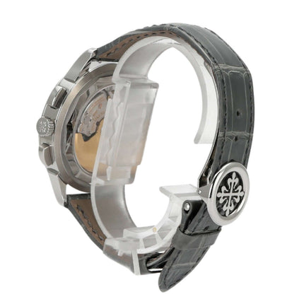 Patek Philippe Weltzeituhr Chronograph 5935A-001 mit grauem Lederband und Edelstahlgehäuse, seitliche Ansicht.