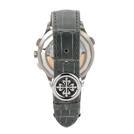 Rückansicht der Patek Philippe World Time Chronograph 5935A-001 mit grauem Lederarmband und Edelstahlgehäuse.