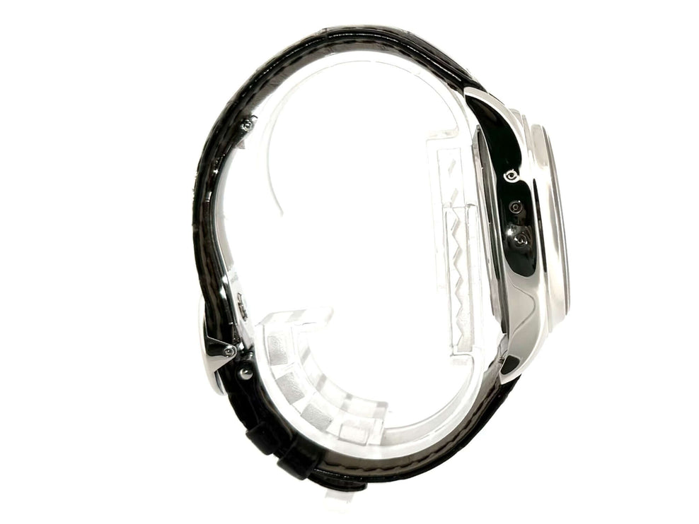 Seitenansicht der Patek Philippe Annual Calendar 5960P-001 mit poliertem Platingehäuse und braunem Lederband.