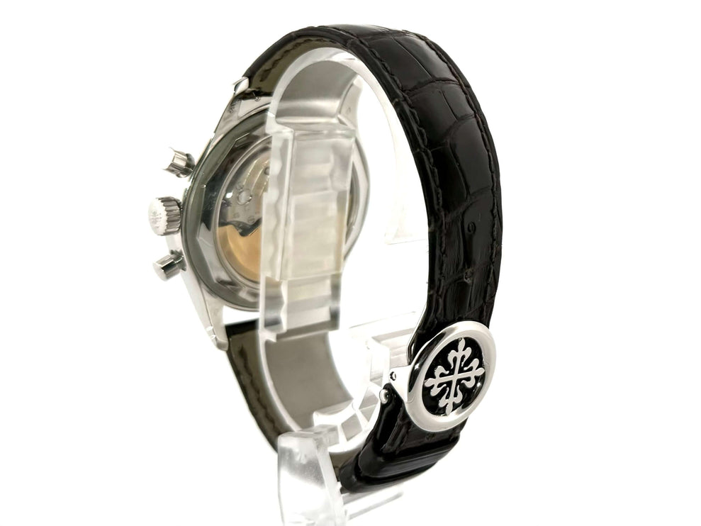 Patek Philippe Annual Calendar 5960P-001, Rückansicht, poliertes Platingehäuse, braunes Lederband mit Faltschließe, transparentes Gehäuseboden.