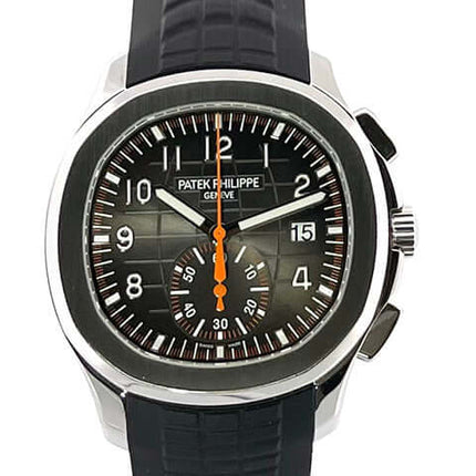 Patek Philippe Aquanaut Chronograph 5968A-001 mit schwarzem Zifferblatt, Edelstahlgehäuse und schwarzem Kautschukarmband.