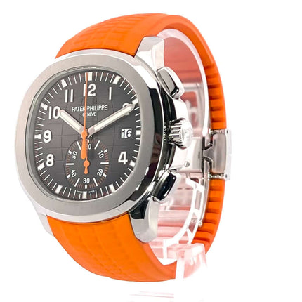 Patek Philippe Aquanaut Chronograph 5968A-001 mit orangefarbenem Kautschukband, poliertem Edelstahlgehäuse und schwarzem Zifferblatt.
