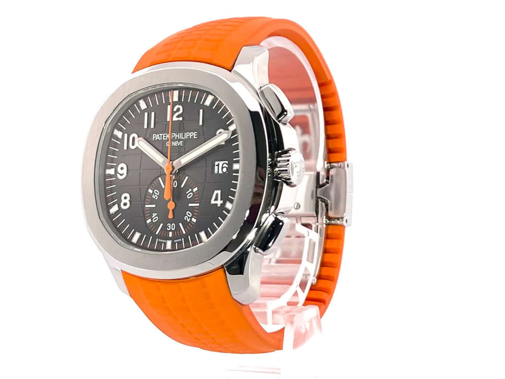 Patek Philippe Aquanaut Chronograph 5968A-001 mit orangefarbenem Kautschukband, poliertem Edelstahlgehäuse und schwarzem Zifferblatt.