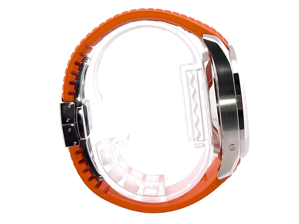 Seitenansicht der Patek Philippe Aquanaut Chronograph Ref. 5968A-001 mit orangem Kautschukband und Edelstahlgehäuse.