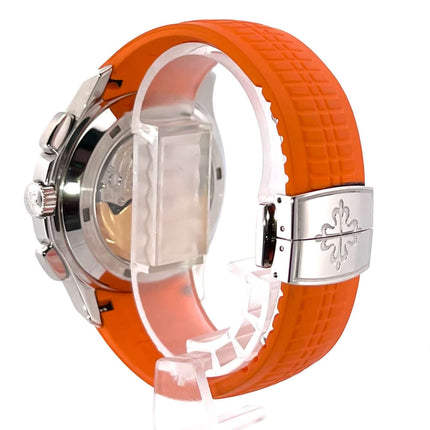 Ansicht des Patek Philippe Aquanaut Chronograph 5968A-001 mit orangefarbenem Kautschukband und Edelstahlgehäuse.