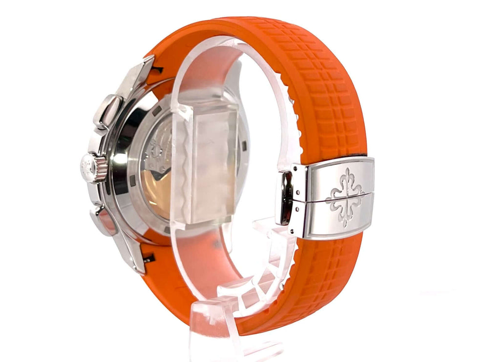 Ansicht des Patek Philippe Aquanaut Chronograph 5968A-001 mit orangefarbenem Kautschukband und Edelstahlgehäuse.