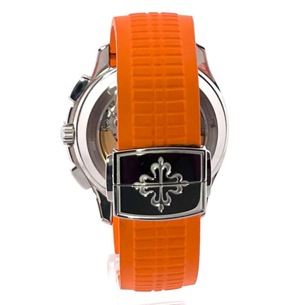 Rückseite der Patek Philippe Aquanaut Chronograph 5968A-001 mit orangefarbenem Kautschukband und polierter Edelstahlschließe.