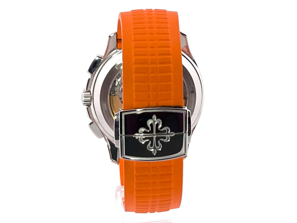 Rückseite der Patek Philippe Aquanaut Chronograph 5968A-001 mit orangefarbenem Kautschukband und polierter Edelstahlschließe.