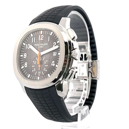 Patek Philippe Aquanaut Chronograph 5968A-001 mit schwarzem Kautschukband und poliertem Edelstahlgehäuse, seitliche Ansicht