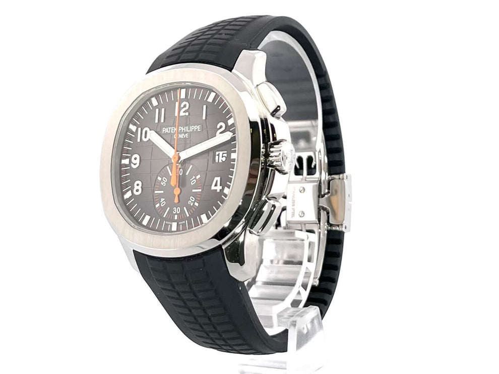 Patek Philippe Aquanaut Chronograph 5968A-001 mit schwarzem Kautschukband und poliertem Edelstahlgehäuse, seitliche Ansicht