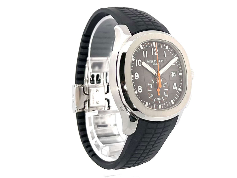 Patek Philippe Aquanaut Chronograph 5968A-001 mit schwarzem Kautschukband, Edelstahl Gehäuse und schwarzem Zifferblatt.