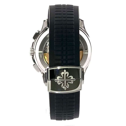Rückseite der Patek Philippe Aquanaut Chronograph 5968A-001 mit schwarzem Kautschukband und Edelstahlverschluss.