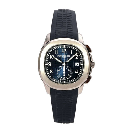 Patek Philippe Aquanaut Chronograph 5968G-001 mit blauem Zifferblatt und Kautschukband.