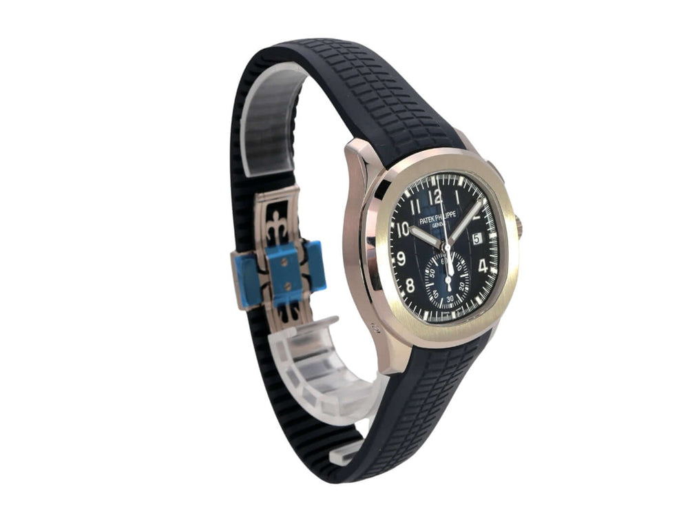 Patek Philippe Aquanaut Chronograph 5968G-001 mit blauem Kautschukband und schwarzem Zifferblatt auf weißem Hintergrund.