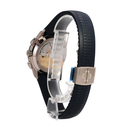 Patek Philippe Aquanaut Chronograph 5968G-001 seitliche Ansicht mit blauem Kautschukband und Gehäuse aus Weißgold.