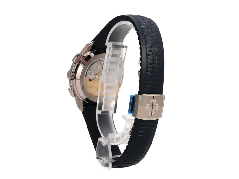 Patek Philippe Aquanaut Chronograph 5968G-001 seitliche Ansicht mit blauem Kautschukband und Gehäuse aus Weißgold.