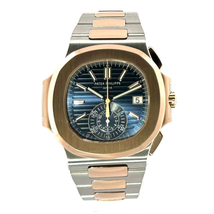 Patek Philippe Nautilus 5980/1AR-001 Armbanduhr aus Edelstahl und Roségold mit blauem Zifferblatt und Goldindizes.