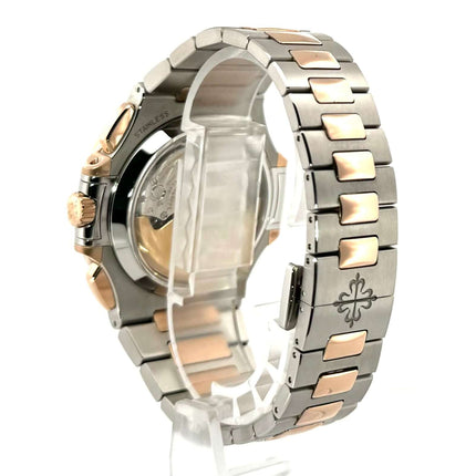 Rückseite der Patek Philippe Nautilus 5980/1AR-001 aus Edelstahl und Roségold mit Faltschließe und sichtbarem Uhrwerk