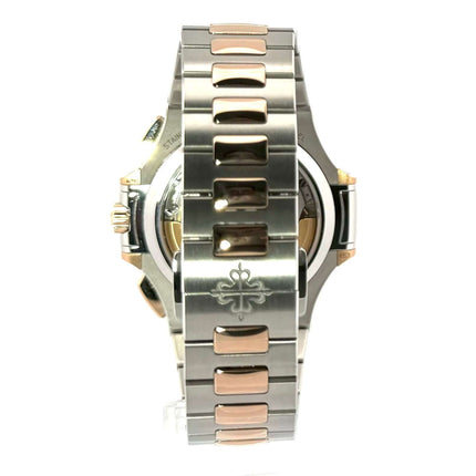 Rückansicht des Patek Philippe Nautilus 5980/1AR-001 Edelstahl Roségold mit graviertem Armband und Faltschließe.