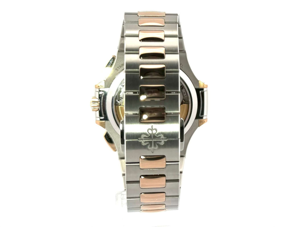 Rückansicht des Patek Philippe Nautilus 5980/1AR-001 Edelstahl Roségold mit graviertem Armband und Faltschließe.