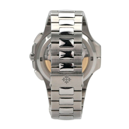 Patek Philippe Nautilus 5990/1A-001 Edelstahlarmband mit polierter Oberfläche und Klappverschluss.