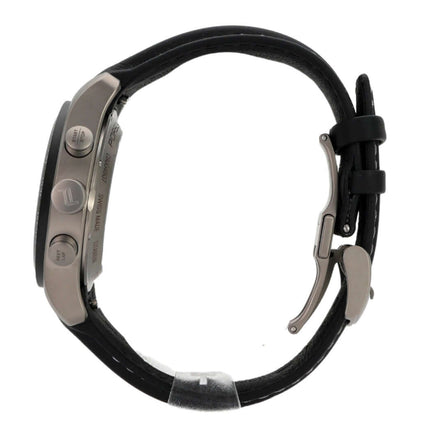 Porsche Design Chronograph 911 GT3RS 2023 mit Titan-Gehäuse und schwarzem Lederarmband von der Seite.