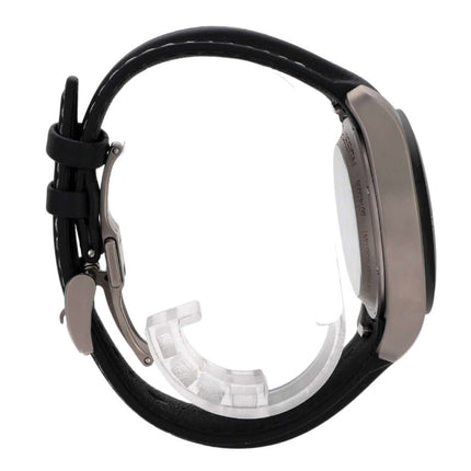 Porsche Design Chronograph 911 GT3RS 2023 aus poliertem Titan, schwarzes Lederband und Doppelfaltschließe.