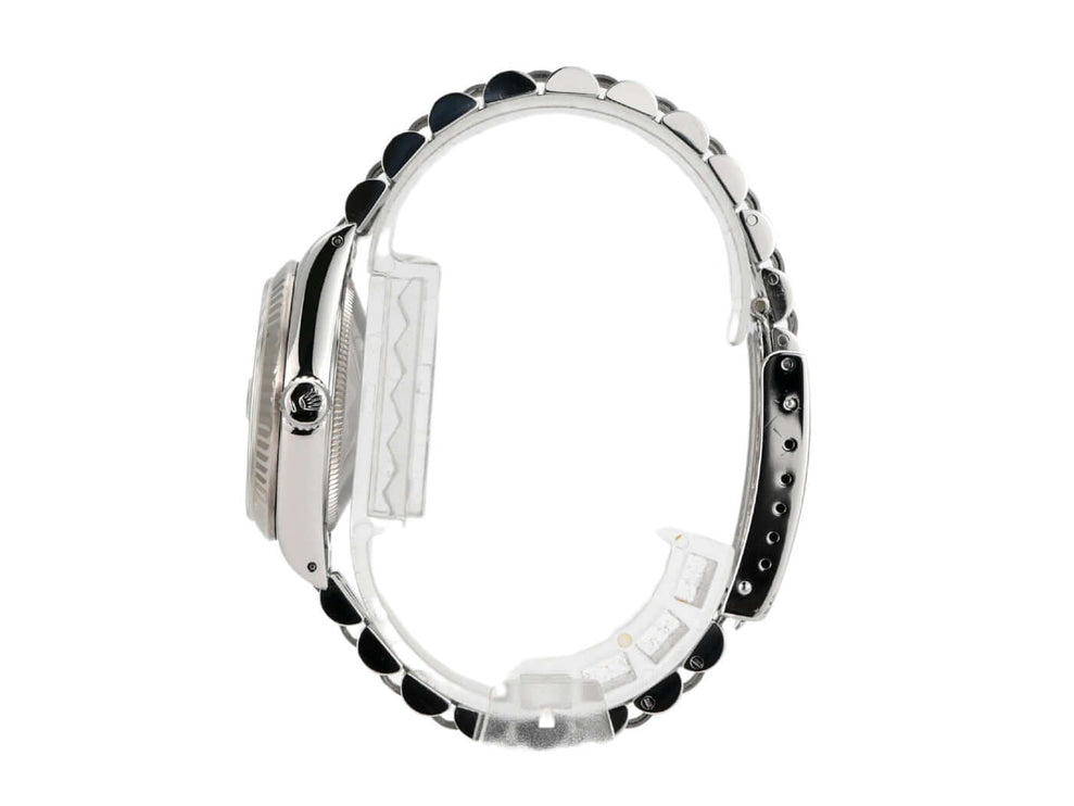 Seitenansicht der Rolex Oyster Datejust 31 Ref. 68274 mit schwarzem Jubile-Armband und edelstahl poliertem Gehäuse.