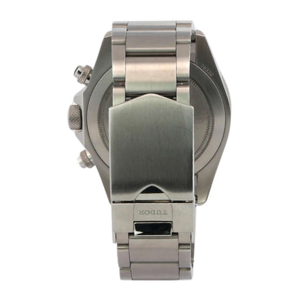 Rückseite der Tudor Heritage Chrono 70330N-0001 mit poliertem und satiniertem Edelstahlarmband und Sicherheitsfaltschließe.