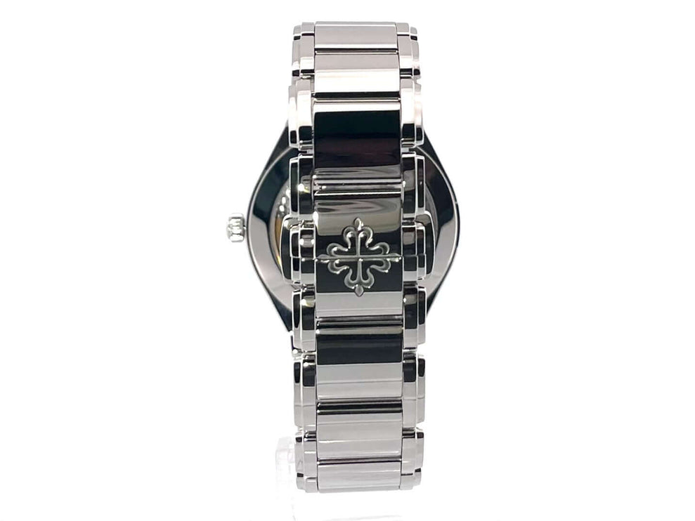 Rückseite der Patek Philippe Twenty-4 Edelstahl Automatik Ref. 7300/1200A-010 Armbanduhr mit Edelstahlband und Logo.