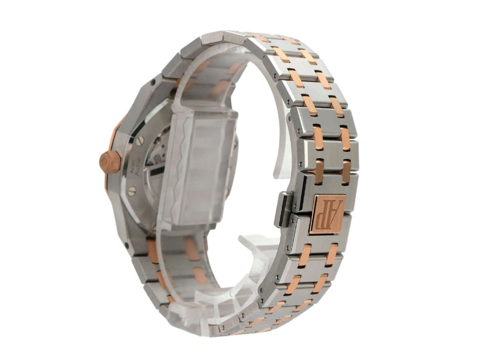 Detailansicht der Audemars Piguet Royal Oak 50 Jahre Edition 77450SR.OO.1361SR.01 mit Edelstahl- und Roségold-Armband.