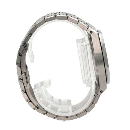 Audemars Piguet Royal Oak Automatik 77451ST.ZZ.1361ST.04 seitliche Ansicht der Uhr mit Edelstahlband und poliertem Gehäuse.