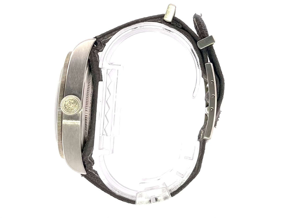 Seitenansicht der Tudor Black Bay Fifty-Eight 925 Ref. 79010SG-0002 aus 925er Silber mit grauem Textilband und Dornschließe.