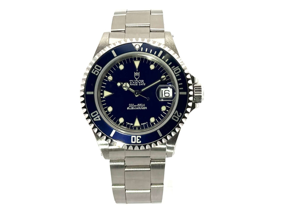 Tudor Submariner Blue 79190 mit Edelstahlgehäuse, 40 mm Durchmesser, blauem Zifferblatt und Edelstahlband mit Sicherheitsfaltschließe.