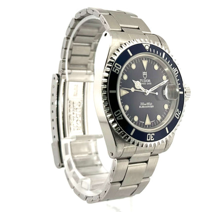 Tudor Submariner Blue 79190 mit Edelstahlgehäuse und blauem Zifferblatt, Automatikwerk, Edelstahlarmband und drehbarer Lünette.