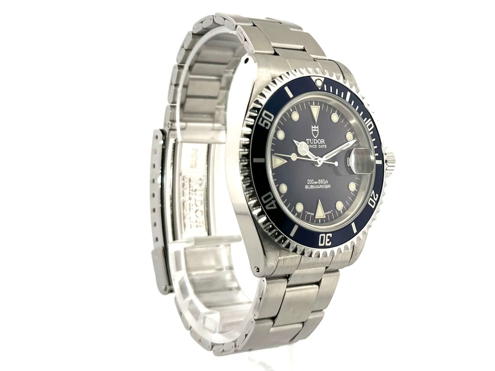 Tudor Submariner Blue 79190 mit Edelstahlgehäuse und blauem Zifferblatt, Automatikwerk, Edelstahlarmband und drehbarer Lünette.