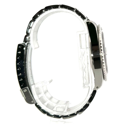 Profilansicht der Tudor Submariner Blue 79190 mit poliertem und satiniertem Edelstahlgehäuse und Edelstahlband.