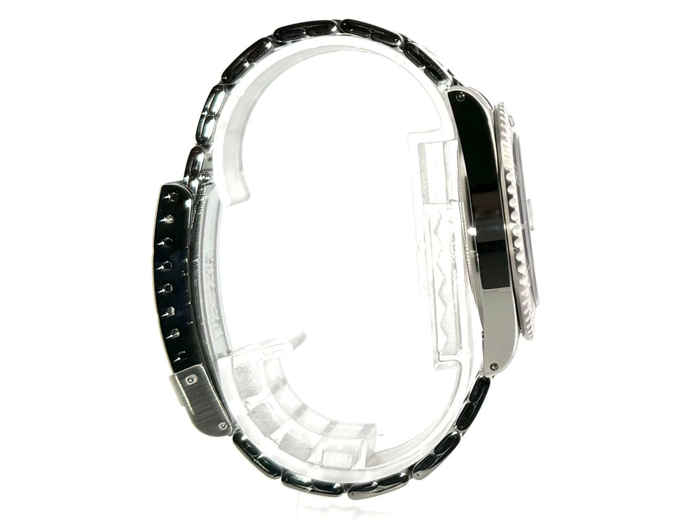 Profilansicht der Tudor Submariner Blue 79190 mit poliertem und satiniertem Edelstahlgehäuse und Edelstahlband.