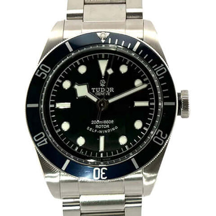 Tudor Black Bay Automatik 79220B, Edelstahlgehäuse, schwarze Lünette mit 60-Minuten-Skala, Edelstahlarmband, schwarzes Zifferblatt, Leuchtindizes.