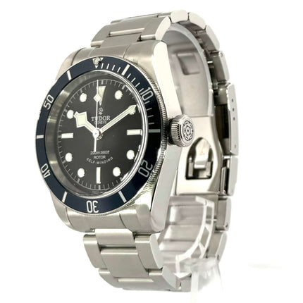 Tudor Black Bay Automatik 79220B Uhr mit poliertem Edelstahlgehäuse, schwarzem Zifferblatt, blauer Lünette und Edelstahlarmband.