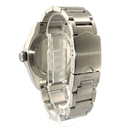 Rückansicht des Tudor Black Bay Automatikmodells 79220B-0001 aus poliertem und satiniertem Edelstahl mit Faltschließe und Textilarmband.