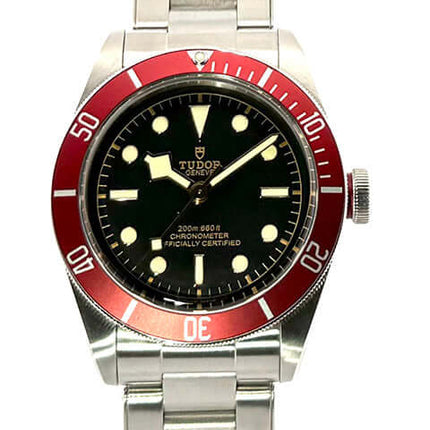 Tudor Black Bay 79230R Herrenuhr mit roter Lünette, schwarzem Zifferblatt und Edelstahlarmband