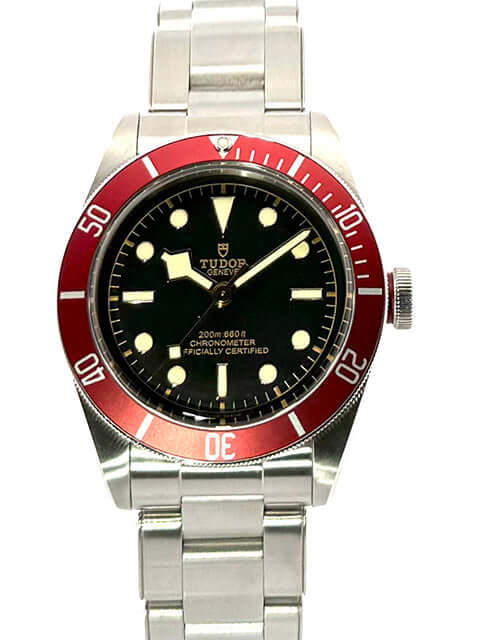 Tudor Black Bay 79230R Herrenuhr mit roter Lünette, schwarzem Zifferblatt und Edelstahlarmband
