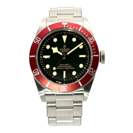 Tudor Black Bay 79230R Edelstahl Uhr mit schwarzem Zifferblatt, roter Lünette und Edelstahlband.