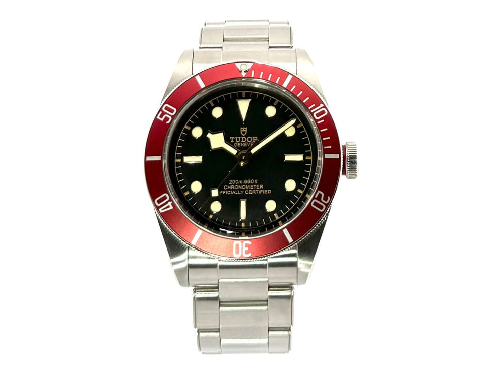 Tudor Black Bay 79230R Edelstahl Uhr mit schwarzem Zifferblatt, roter Lünette und Edelstahlband.
