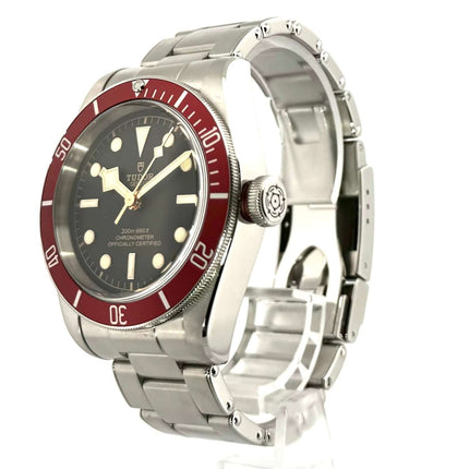 Tudor Black Bay 79230R mit roter Lünette, Edelstahlgehäuse und Armband, schwarzes Zifferblatt mit Leuchtzeigern, Automatikuhrwerk